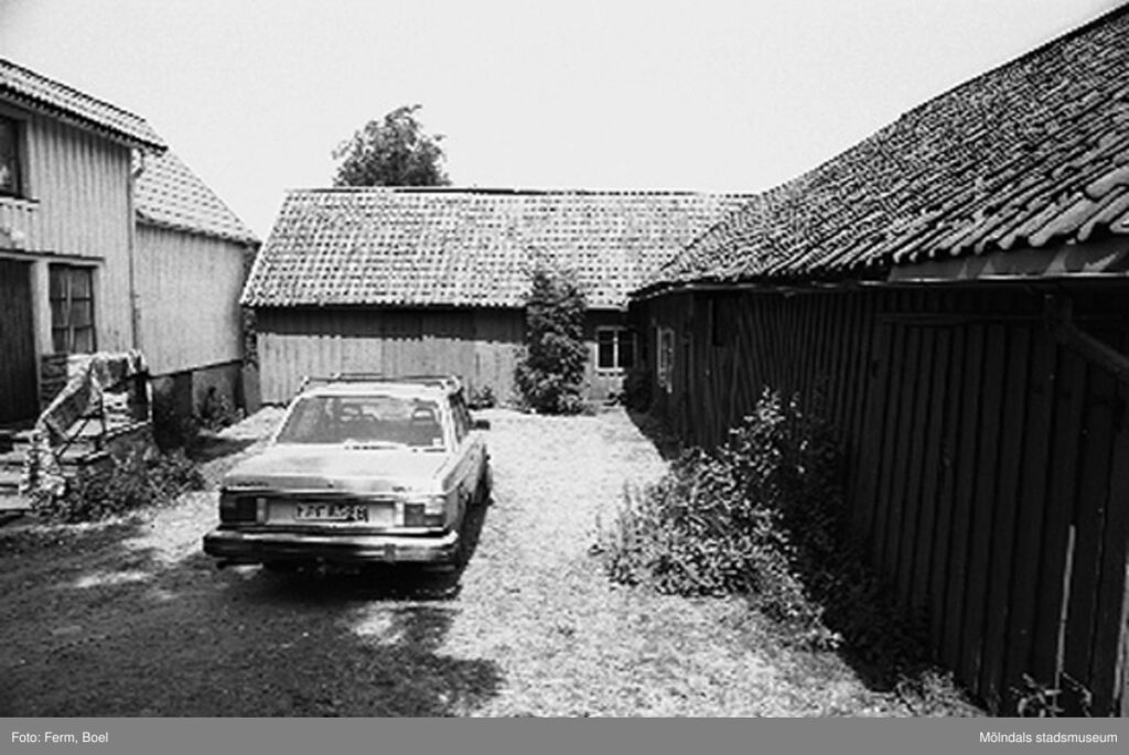 Bostadshus med ekonomibyggnader runt omkring. Högen 2:1/2:2 i Kållered, 1992-06-30.
Fotograf: Ferm, Boel