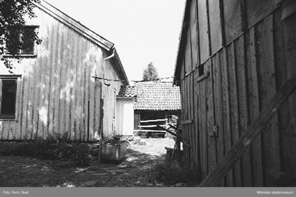 Bostadshus med ekonomibyggnader runt omkring. Högen 2:1/2:2 i Kållered, 1992-06-30.
Fotograf: Ferm, Boel